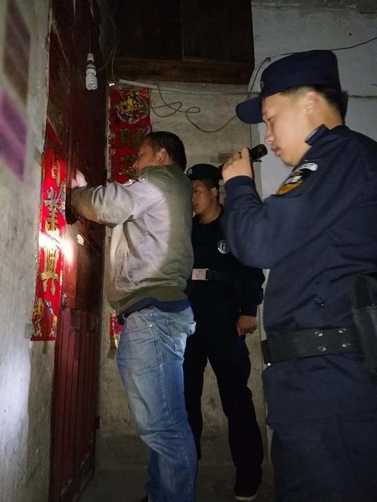 昆明粗心妈妈误将幼女锁家中 